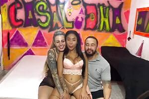 A short silicone girl, just 1.49 tall, came to visit the house most visited by women in Brazil and ended up getting sucked all over - Japa Paulistinha!