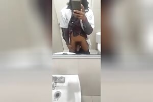 Me masturbo en el baño del trabajo
