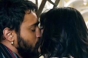 Anushka Sharma kissing scene in matruki bijlee ka mandola movie