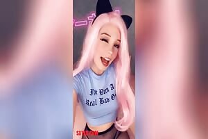 Belle Delphine nua para o público pela primeira vez falando que vai fazer um porno no dia 25 de dezembro